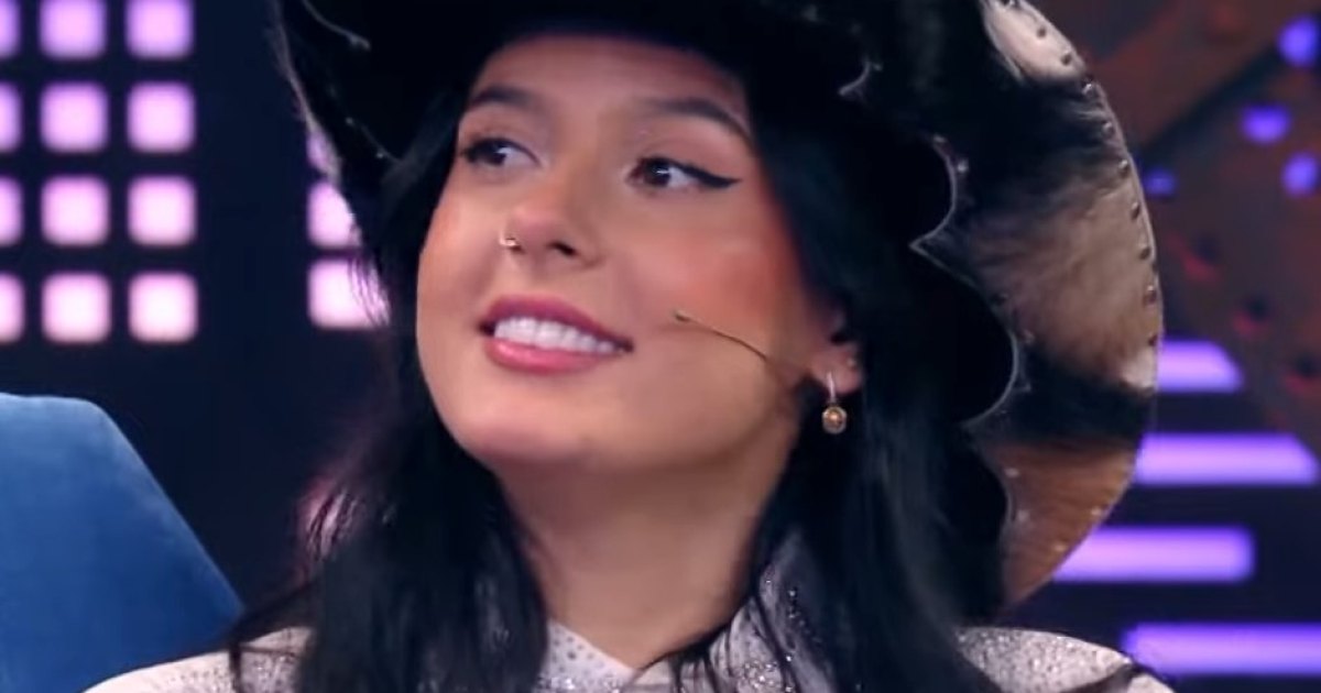 Ana Castela aposta em microshort e biquíni durante viagem a Miami e exibe shape definido