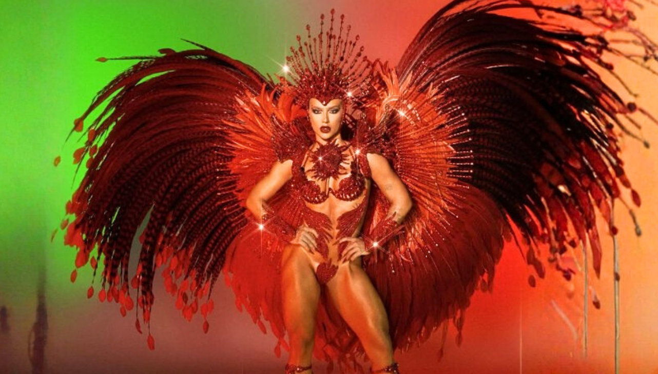 Virgínia passa perregue e tapa-sexo descola durante desfile